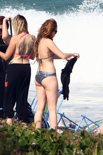 Miley+Cyrus+Miley+Cyrus+Leaving+Barra+da+Tijuca+DfFGKZ5tgSwl - miley-cyrus 1