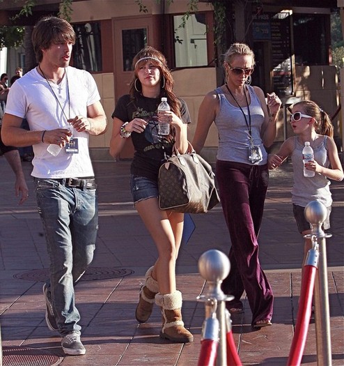 Miley+Cyrus+Noah+Cyrus+Miley+Cyrus+Boy+Toy+Gn_3hRa38uql - miley-cyrus 1