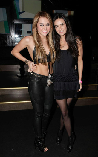 miley-bday-112210-7 - miley-cyrus 1