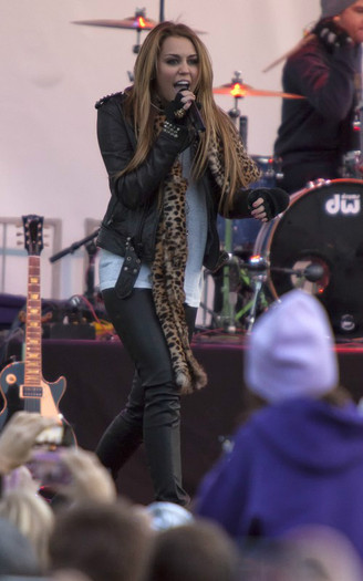 miley-cyrus-112010-7 - miley-cyrus 1