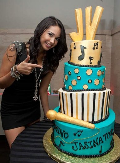 381795_252632071464198_100001522213289_715707_620728035_n - jasmine V 2