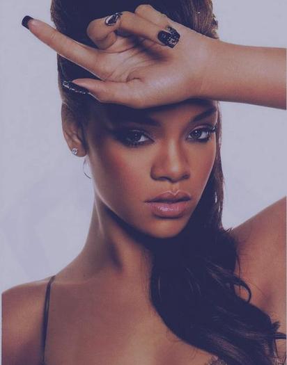 380793_336579093021159_219127678099635_1439645_1635996101_n - Rihanna