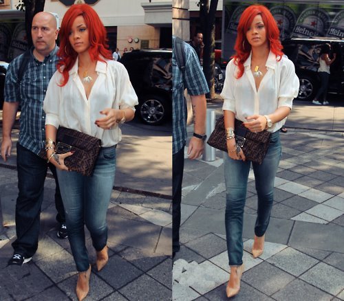 401188_336595549686180_219127678099635_1439906_607726168_n - Rihanna