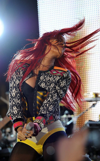 rihanna-seven-111510-8 - Rihanna
