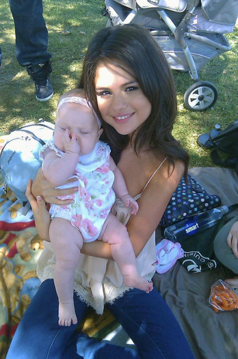 316970_227808090618589_130709083661824_549001_372371340_n - Selena Gomez 4