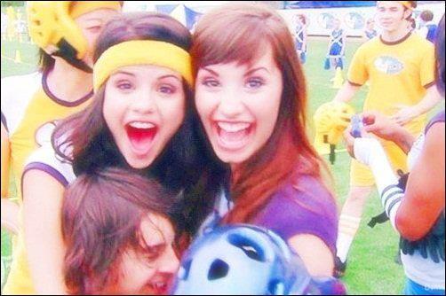 374822_279905982065078_119049044817440_688300_1672267826_n - Selena Gomez 4