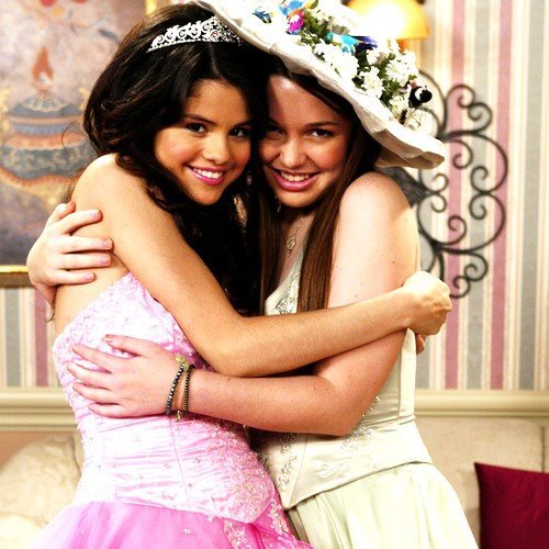 377167_227972253935506_130709083661824_549613_1117381133_n - Selena Gomez 4