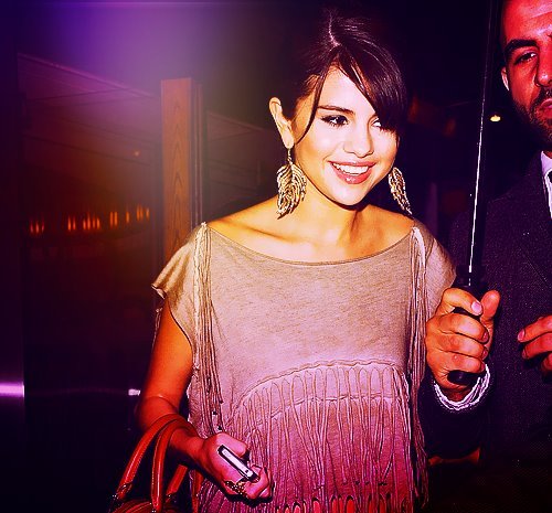 378928_251540464912018_130709083661824_608510_1108679671_n - Selena Gomez 4