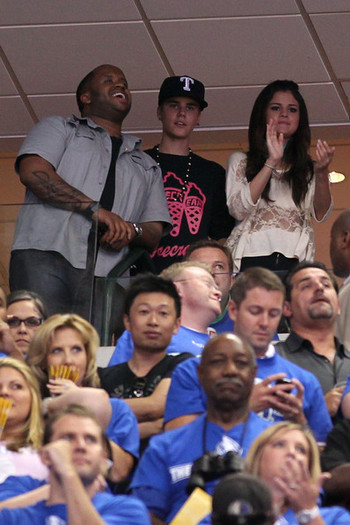 Selena+Gomez+Miami+Heat+v+Dallas+Mavericks+LIKZ42Jp-XUl - Selena Gomez 4