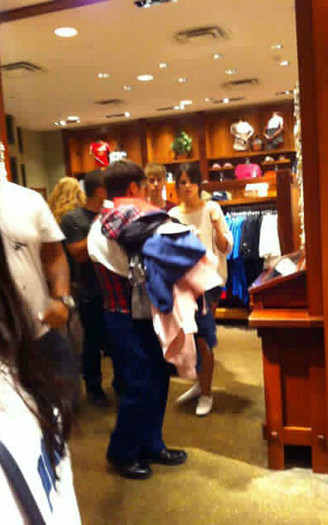 selena-justin-072211-2 - Selena Gomez 4