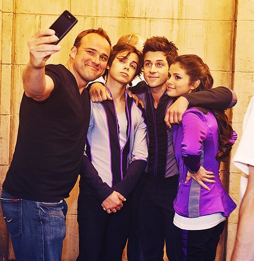 392225_280827221972954_119049044817440_690385_2022887740_n - Selena Gomez 4