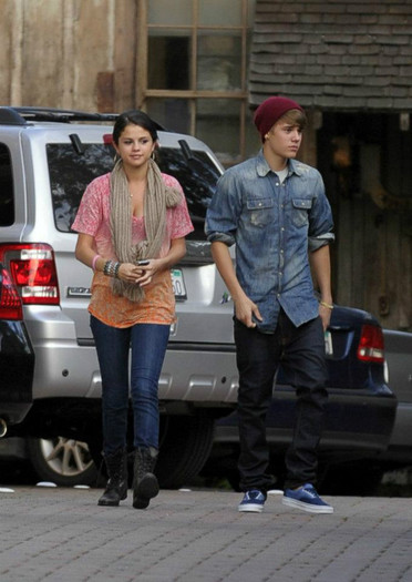 396160_280872735301736_119049044817440_690558_405903237_n - Selena Gomez 4