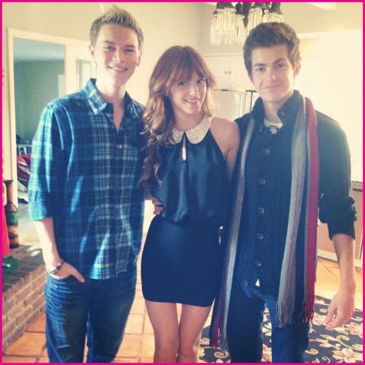 Bella-Thorne-Thanksgiving-1