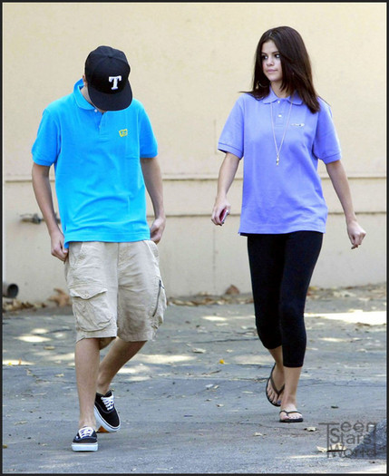 selena-gomez-justin-bieber-zoo-pair-1 - Selena and Justin At The Zoo---Ianuary 2012