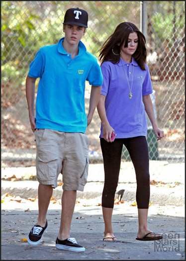 selena-gomez-justin-bieber-zoo-pair-7 - Selena and Justin At The Zoo---Ianuary 2012