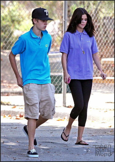 selena-gomez-justin-bieber-zoo-pair-8 - Selena and Justin At The Zoo---Ianuary 2012