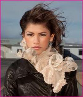 images - alege o poza cu zendaya