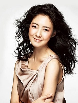 yo-won-lee-379429l-poza