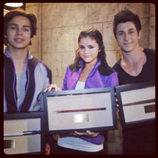 400875_282051548517188_119049044817440_693015_2117555610_n - Selena Gomez 4