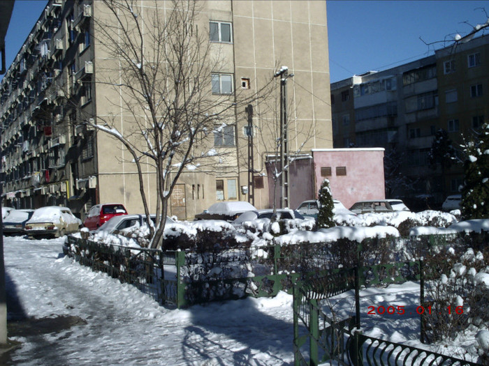 121.Iarna-n fata blocului
