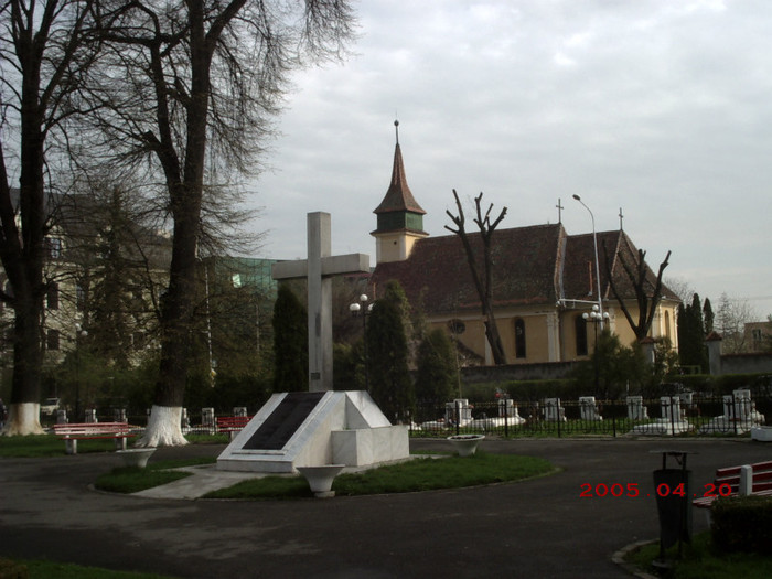 148. Crucea Eroilor si Biserica Evanghelica.