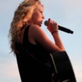 Taylor_Swift_1230495093_4