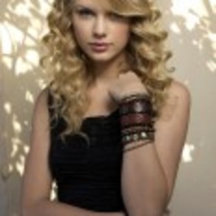 Taylor_Swift_1230494764_3 - TU CE VEDETA TE CREZI