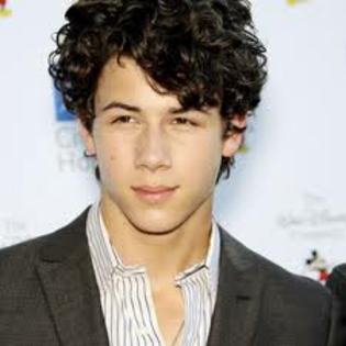 mi-a zis selena ca esti aici...