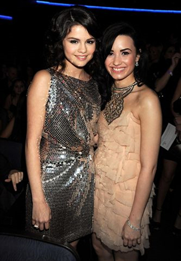 selena-gomez-demi-lovato