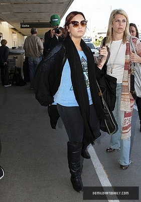 Demi (18) - Demitzu - 15 11 2011 - Departs from LAX Airport