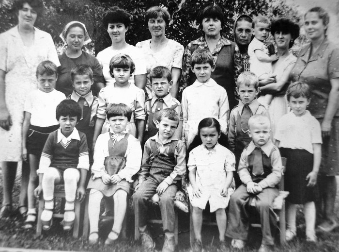 la gradinita-eu sunt primul de pe scaun de la dreapta la stanga,cel cu cheliuta