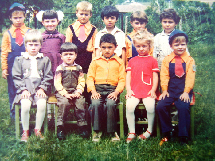 sunt tot pe scaun de la dreapta la stanga si tot la gradinita,grupa mare