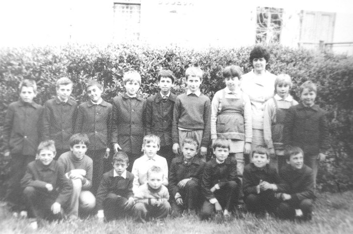 pe clasa a-IV-a,al treilea de la dreapta la stanga,randul de jos