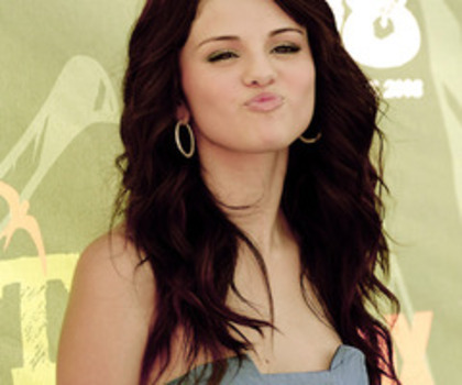 43805466 - 0     I love Selena forever