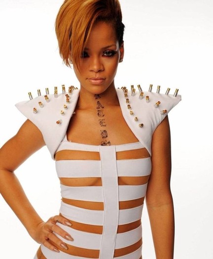 1259258702_rihanna-19