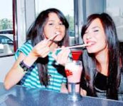 images (23) - Un album dedicat Selenei Gomez si Demi Lovato si cateva poze de craciun cu Justin Bieber