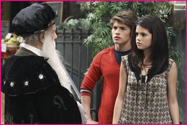 Wizards-Of-Waverly-Place-Alex-Tells-The-World-Stills-09 - wizards of waverly place