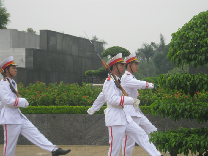 Se schimba garda la mausoleu