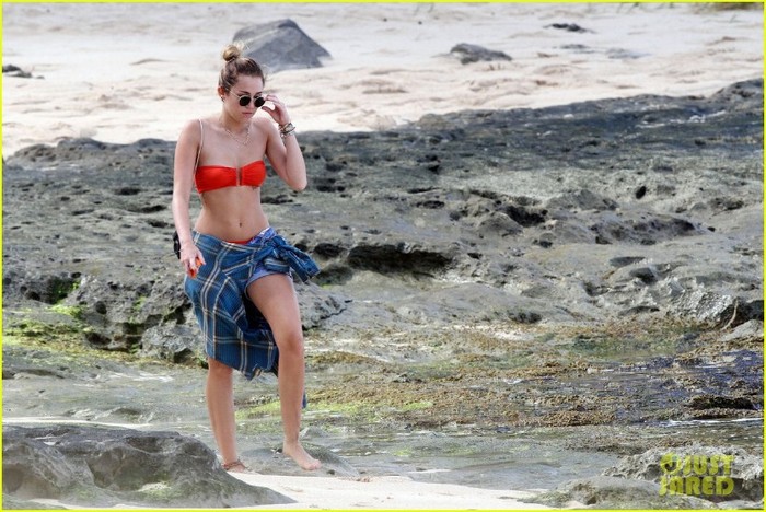 miley-cyrus-bikini-beach-babe-06 - miley cyrus la plaja