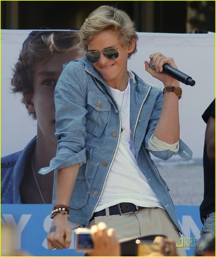 cody-simpson-orange-concert-02