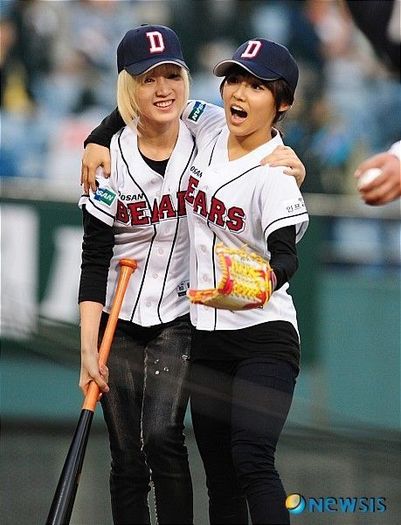 miss_A_s_Min_and_Jia_make_the_opening_pitch_for_Doosan_Bears_29092010063626