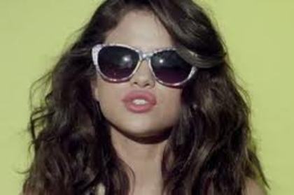 descărcare (5) - Selena Gomez Hit the Lights si poze noi