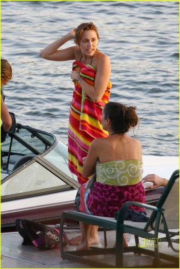 miley-cyrus-bikini-liam-hemsworth-01 (1) - Miley and Liam - love