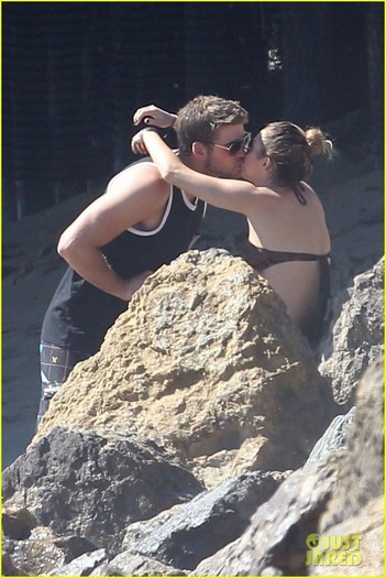 miley-cyrus-bikini-liam-hemsworth-02 - Miley and Liam - love