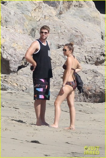 miley-cyrus-bikini-liam-hemsworth-05 - Miley and Liam - love