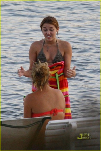 miley-cyrus-bikini-liam-hemsworth-07 (1) - Miley and Liam - love