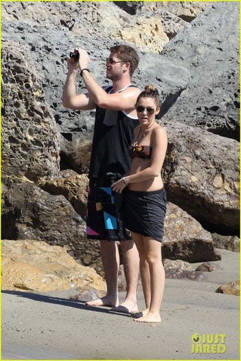 miley-cyrus-bikini-liam-hemsworth-07