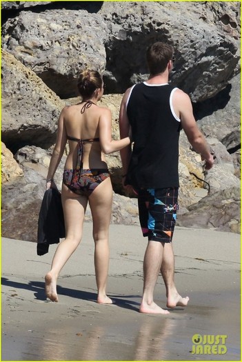 miley-cyrus-bikini-liam-hemsworth-10 - Miley and Liam - love