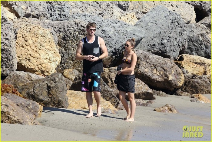 miley-cyrus-bikini-liam-hemsworth-12 - Miley and Liam - love