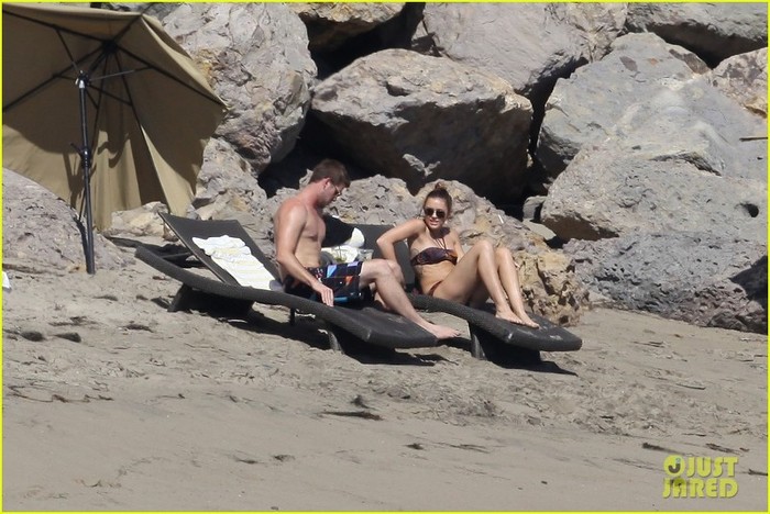 miley-cyrus-bikini-liam-hemsworth-13 - Miley and Liam - love